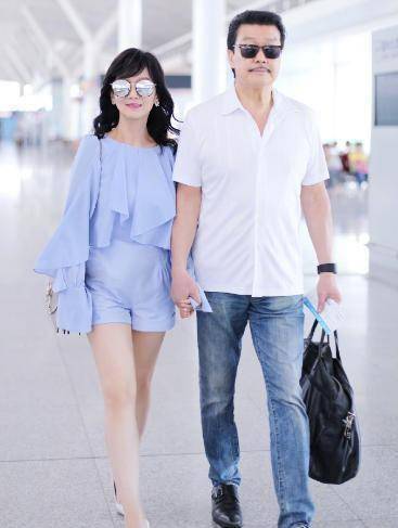 64岁赵雅芝美得不像话,跟30岁儿媳合影像姐妹,难怪丈夫一直牵着_儿子