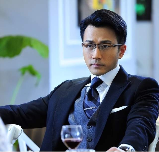 刘恺威和9岁女儿旅游,长相被曝光:一个细节看出,太像杨幂了!