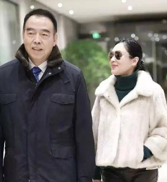 50岁陈红遇上59岁惠英红,明明小9岁看起来却老10岁,保养很重要_显得