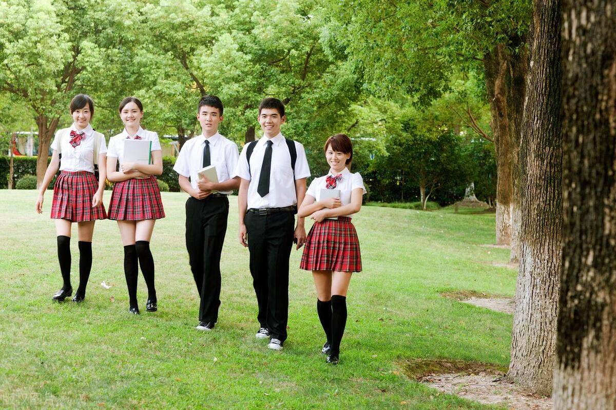 校服费4000元引争议,学校回应:不仅包括校服,还有被褥等必需品