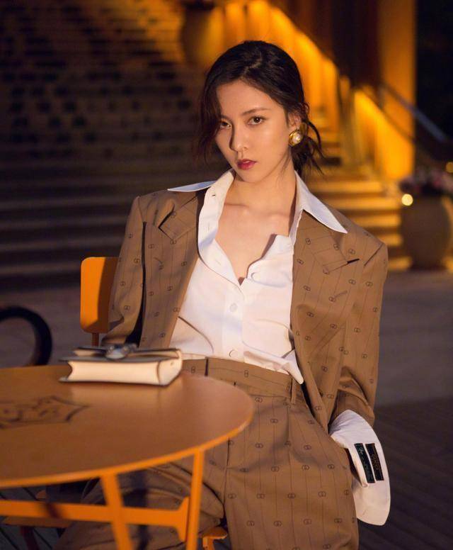 167cm程潇和169cm宋妍霏,同是成套的西装造型,不是腿长就能赢!