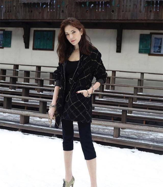 时的许玮甯更是实力在线撩人,黑色紧身内搭秀出纤细腰围和修长美腿