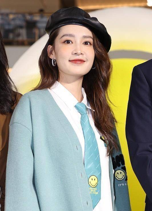 90年的李沁保养得太好,头戴贝雷帽真清纯,"糖系爱豆"石锤了_设计_印花