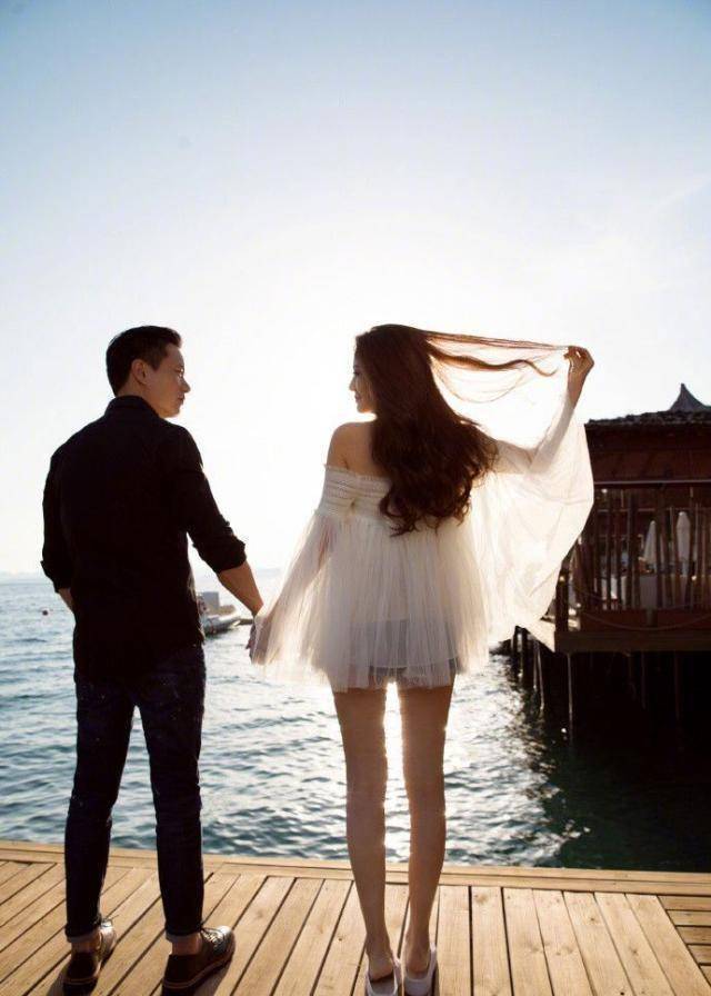 安以轩产后20多天就出街,穿短裤四肢纤细如少女,38岁辣妈不简单_白色