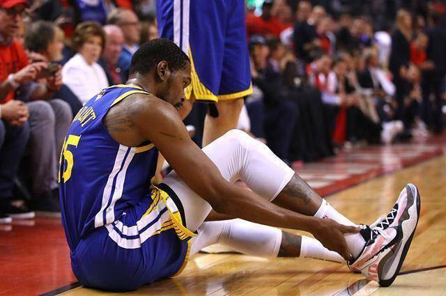 汤普森左膝十字韧带撕裂,凯文-杜兰特跟腱断裂,史蒂芬-库里手指脱臼