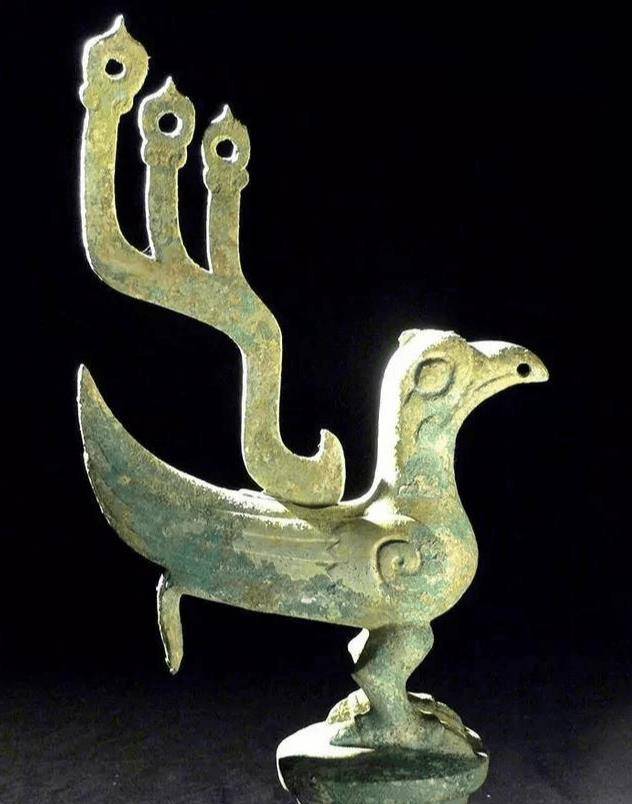 而诡异的是,三星堆中出土的神鸟形象,与鸾鸟简直一模一样.