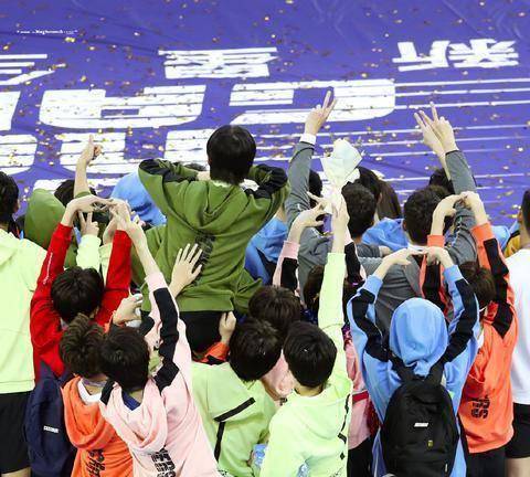 r1se蹦起来比手势上热搜了?到底是怎么回事?_周震_晚八点_作品