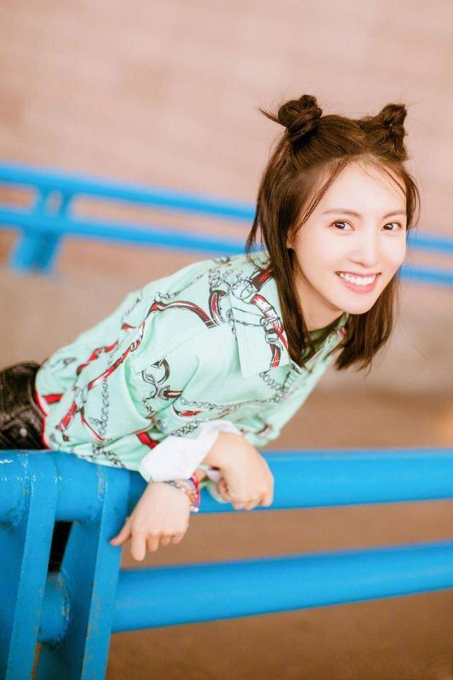 在舞蹈方面金晨非常有天赋,还凭借自编自拍的舞蹈《花儿》荣获第10届