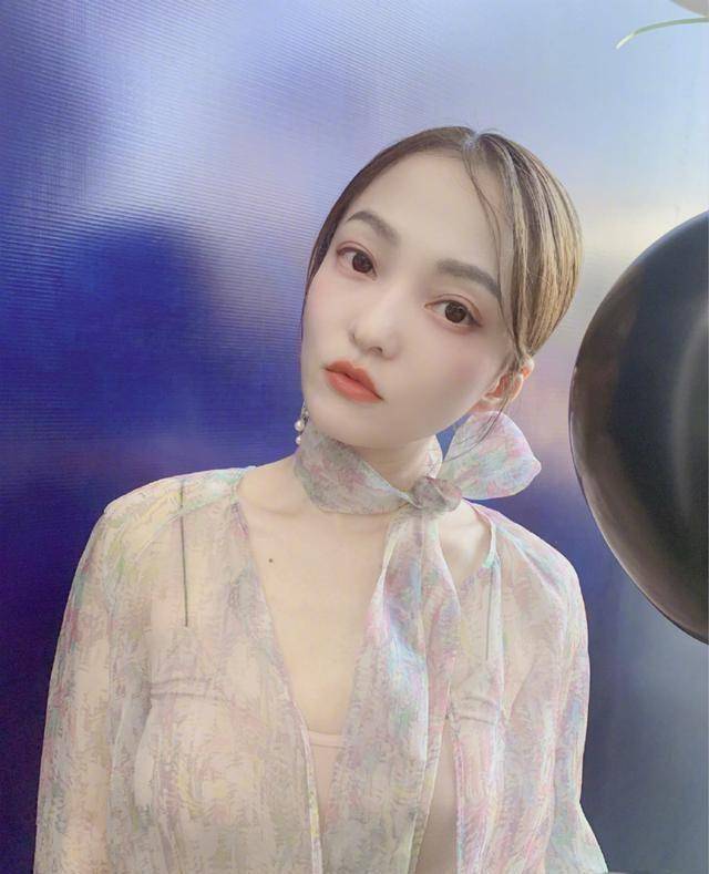 37岁张韶涵发自拍,网友错认为是李小璐_魅力_照片_墨镜