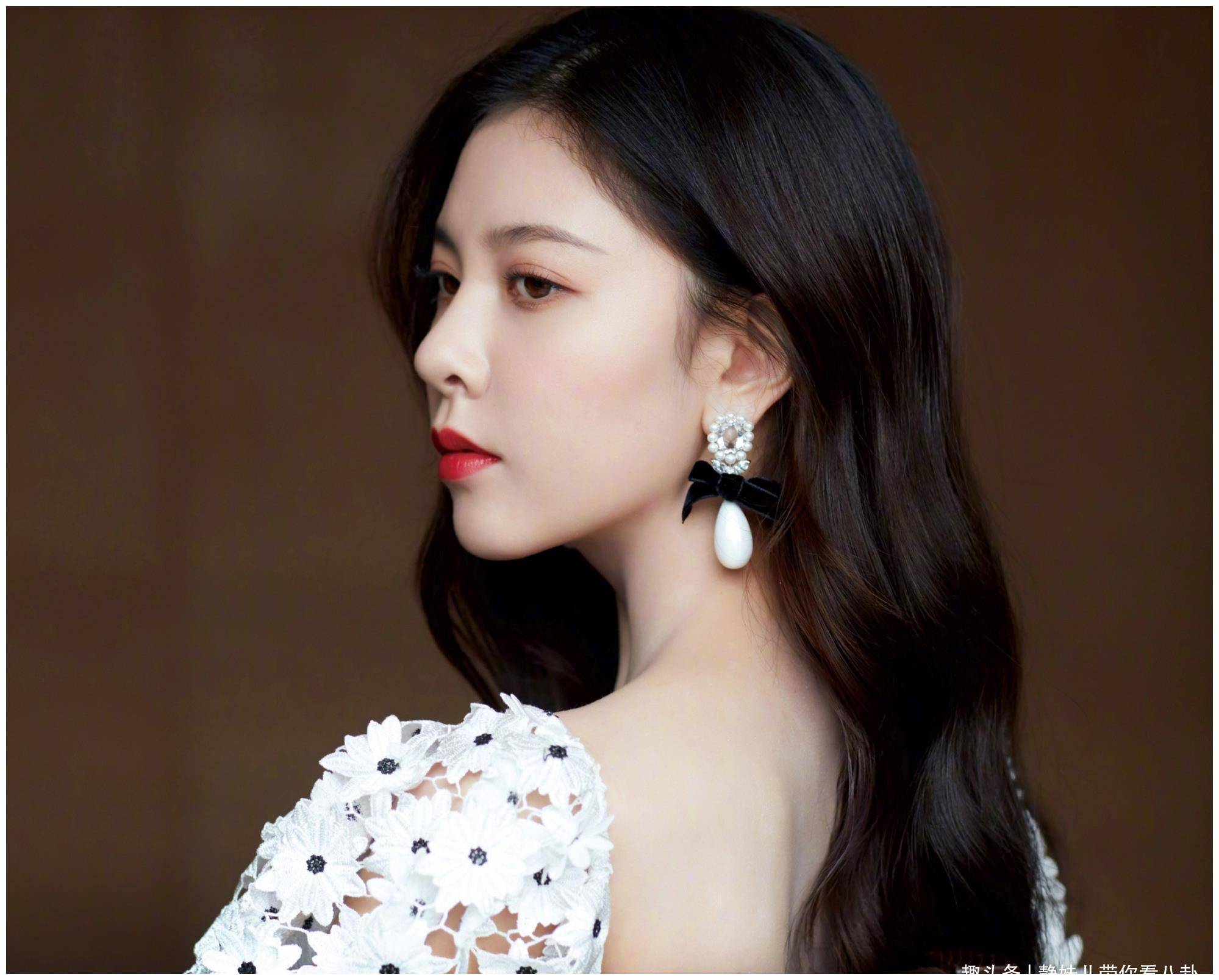 屋子里摆满了很多限量款的玩具,网友们纷纷开始好奇宋妍霏的家境