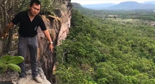 王暖暖坠崖地点俞晓东轻声问王暖暖这辈子有没有什么遗憾,而此刻的王