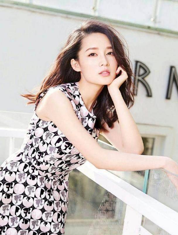 87年的赵丽颖气质是不错,撞上李沁却完全败下阵来!_连衣裙_长发_淑女