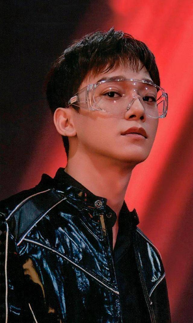 exo的粉丝对金钟大的抵制是一波接一波,先是齐聚sm娱乐公司大门拉横幅