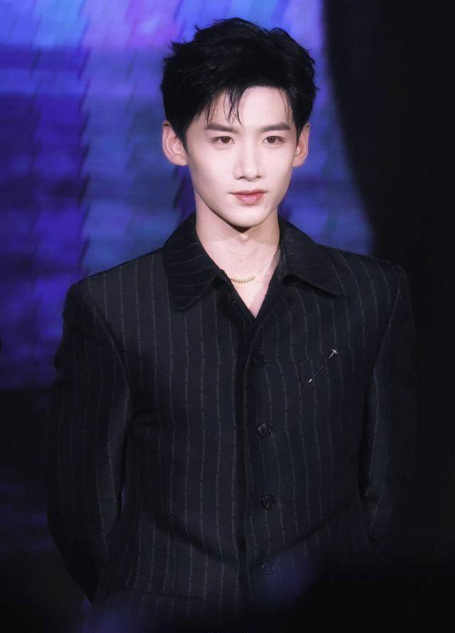 杨洋李现蔡徐坤白敬亭邓伦龚俊赵又廷等你爱谁_西装_穿着