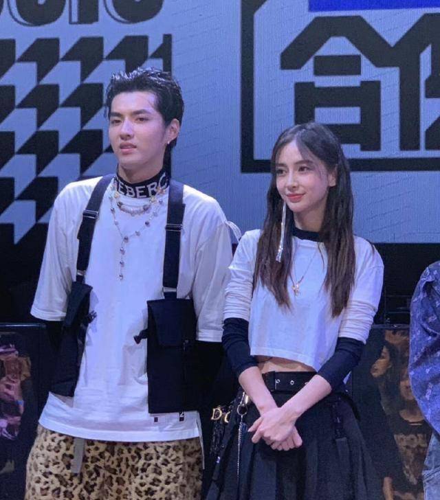 同台17岁赵今麦,露脐装配百褶裙,差13岁像同龄人_感觉_吴亦凡_牛仔裤