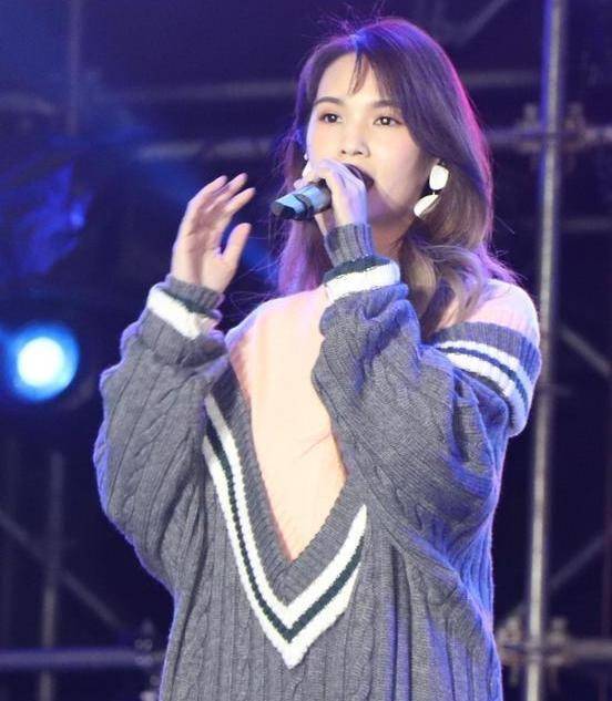 35岁杨丞琳"太会玩",v领毛衣低到"肚脐",网友:矮个子的痛_高领_身高