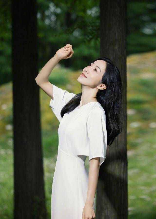 38岁韩雪近况曝光,手上金色腕表价值千万,私下还爱收集奢侈珠宝_身材