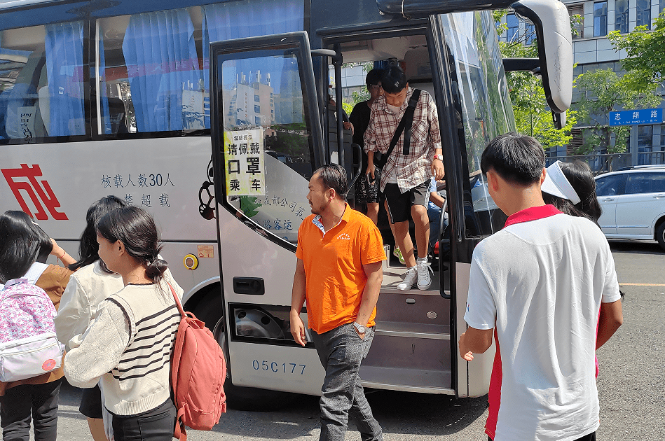 四川省志翔职业技术学校2023新生报到现场太火爆!_工作_招生_服务