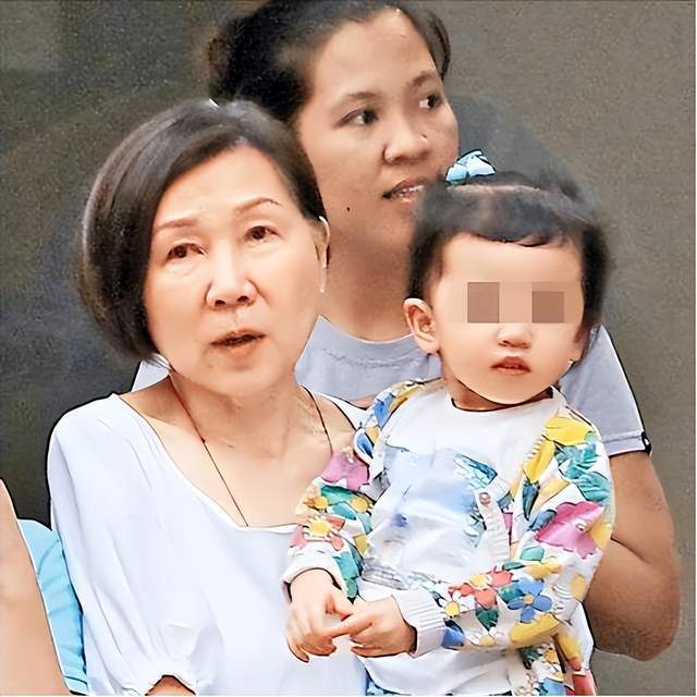 刘恺威和9岁女儿旅游,长相被曝光:一个细节看出,太像杨幂了!