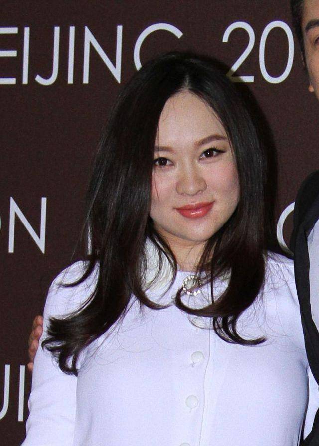 48岁闫妮胖到被"群嘲",素颜现身机场后,神似路人毫无明星气质_霍思燕