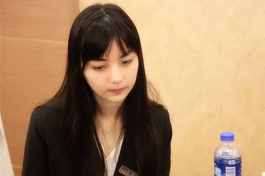 「围棋女神」黑嘉嘉:真人版「芭比娃娃」,宛如黑曜石般光滑细腻_五官