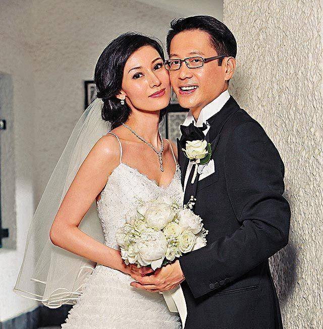 当然,李嘉欣也有为男方付出,40岁高龄怀孕生下儿子许建彤,讨得许世勋