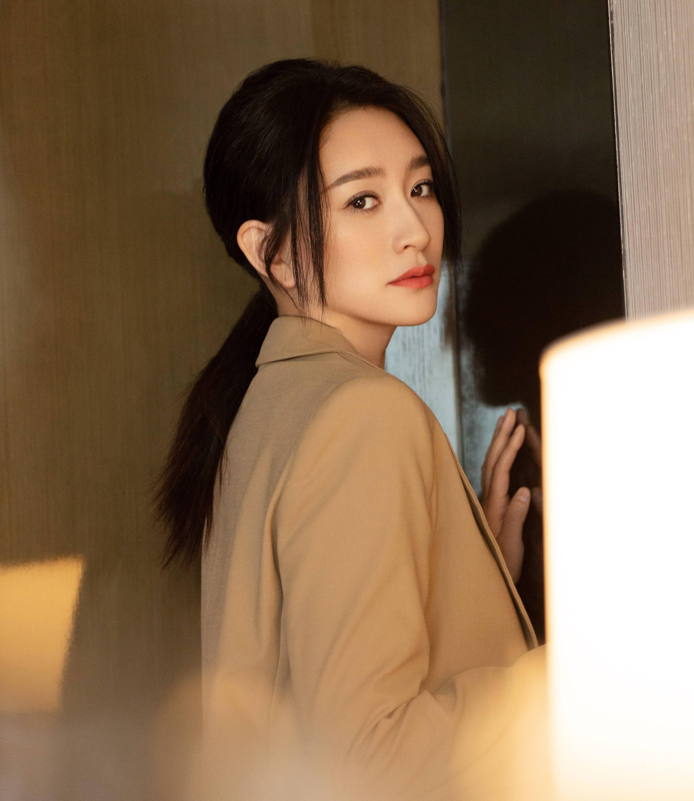 看看李小冉穿搭示范_气质_女性_风衣