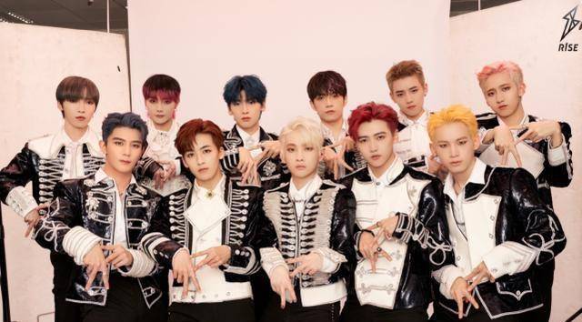 r1se解散后团魂仍存在,翟潇闻公开比手势,任豪手机壳亮了_张颜_何洛洛