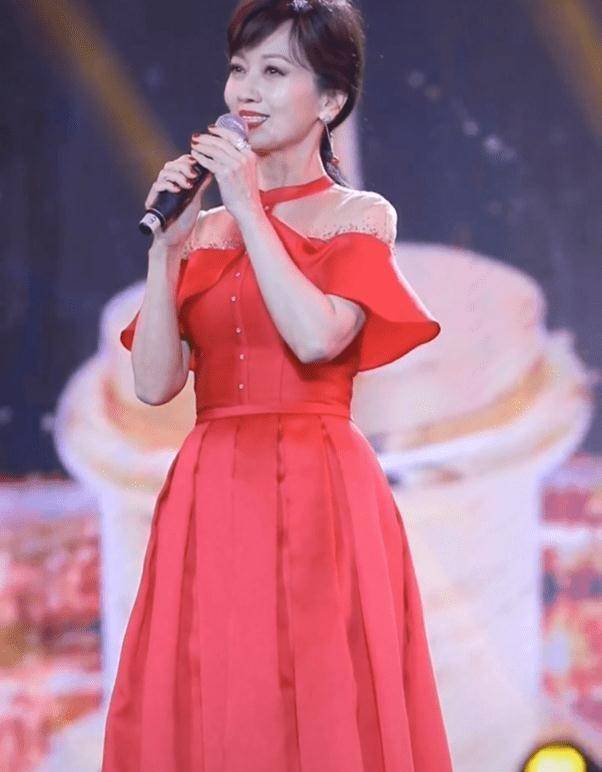 66岁赵雅芝曝近况,一袭红裙露香肩显优雅,眼角皱纹暴露真实状态_生活