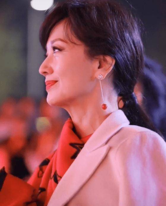 66岁赵雅芝曝近况,一袭红裙露香肩显优雅,眼角皱纹暴露真实状态_生活