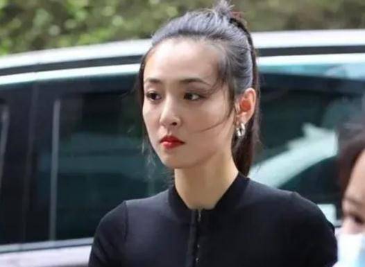 可能是因为产后脱发,又或者是照顾孩子的过程太操劳,吴倩的发际线已经