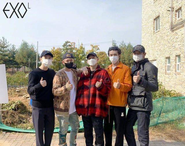 exo边伯贤晒照,蓝衣白发太嫩,和李秀满同框在公司地位越来越高_队友