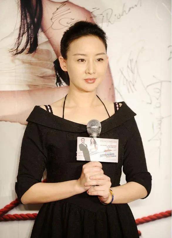 孙楠真丢了宝了, 前妻买红妹年过半百甜美依旧,穿荧光紫袜都不俗_黑色