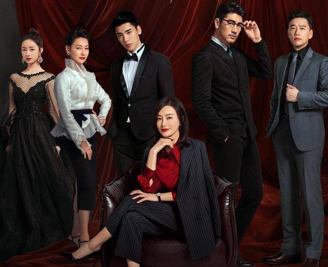 金牌班底,极具爆款相前不久龚俊搭档乔欣主演的电视《沉睡花园》终于