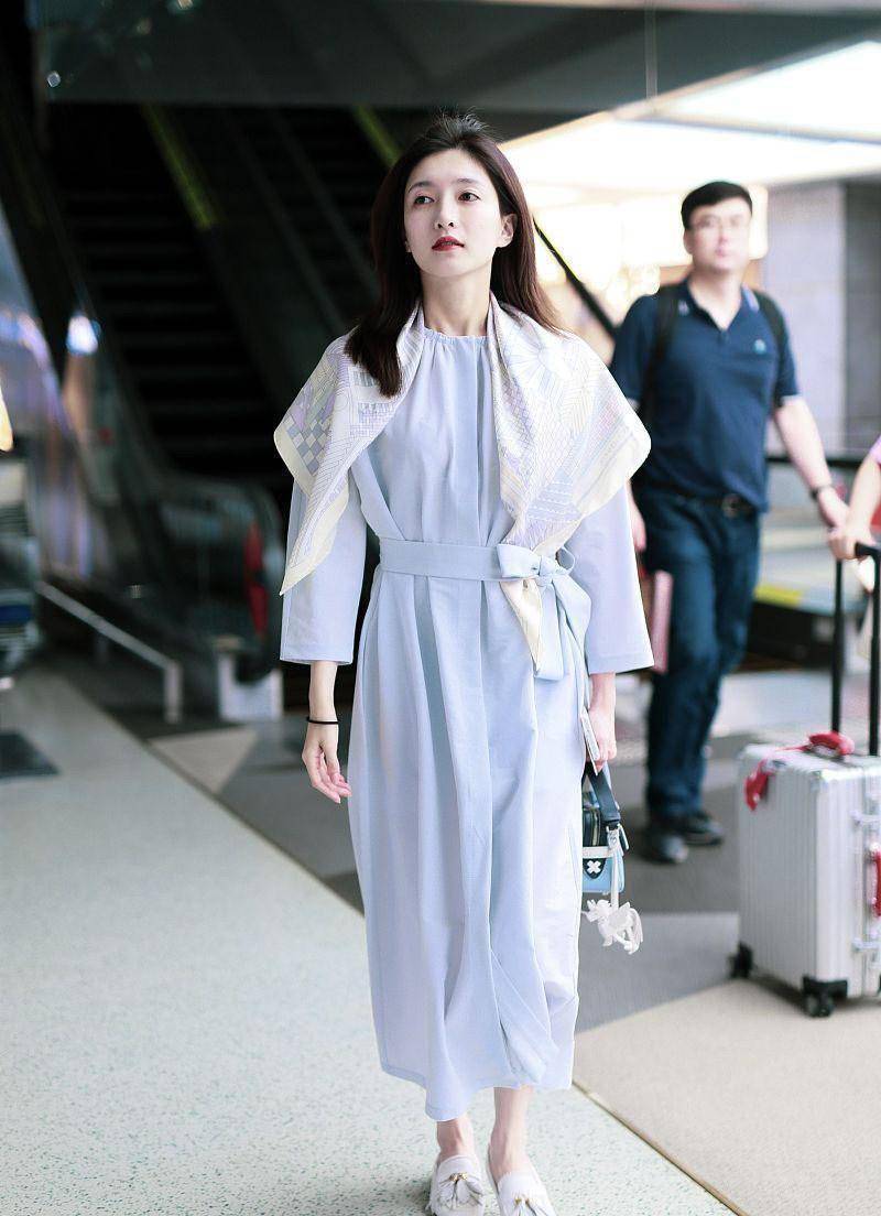 江疏影近日亮相机场的照片就很nice,穿一身衬衫 牛仔裤 小白鞋的造型