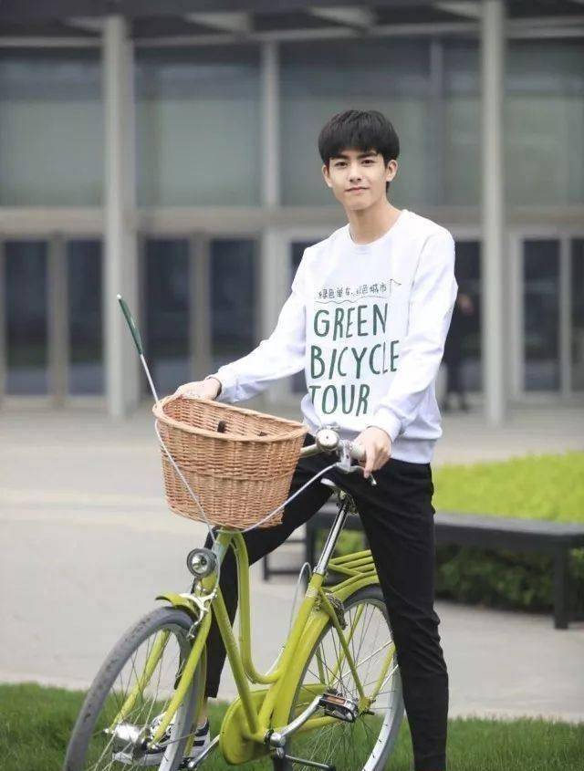 场面一度极为尴尬,宋威龙又被认错,这次是保镖_胡一天_可可_口罩