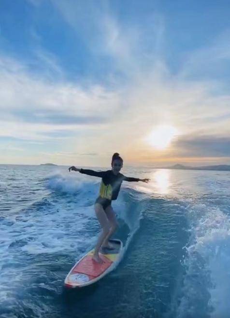 angelababy穿性感泳衣冲浪,姐姐好飒!这双腿好想拥有_身材_变化_阳光