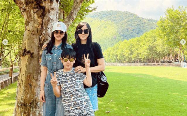 值得一提的是,吴尊晒出的全家福,12岁的女儿妮妮已经出落的亭亭玉立.