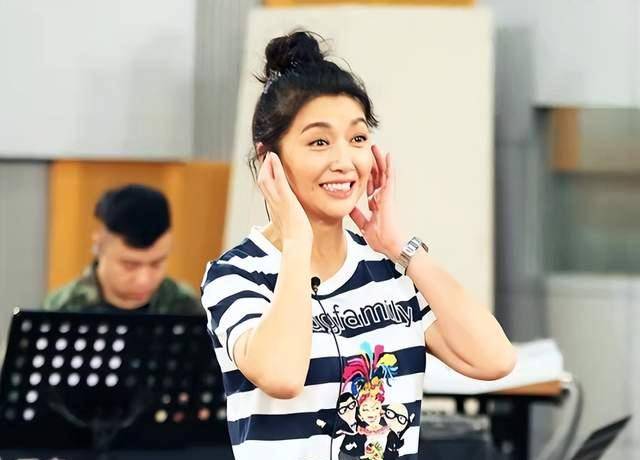 罕同框,亲密相拥被指是两口子,二婚遇真爱太幸福_生活_高曙光_田小洁