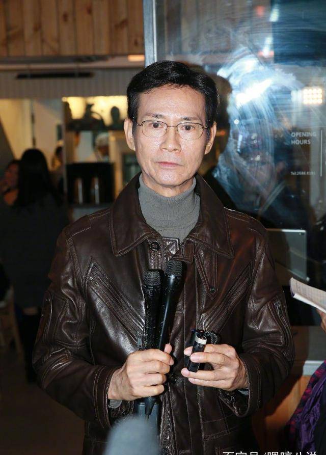 郑少秋为朋友餐厅开业捧场,腰杆笔直仪态满分,帅气不减当年_角色_气质