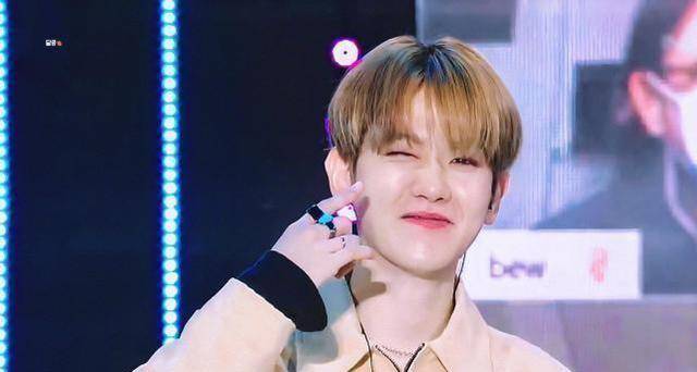 exo边伯贤亮相演唱会,顺毛奶萌全开麦展实力,和女舞者帅气热舞_solo