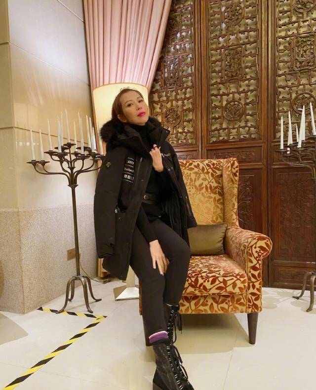 蔡少芬发文晒日常,直言满意目前状态,蚂蚁腰筷子腿格外上镜_黑色_保养