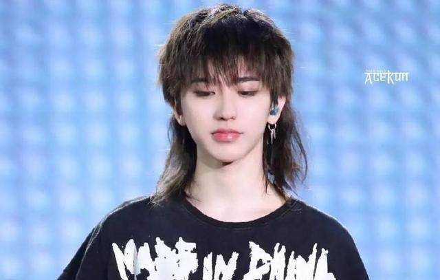 蔡徐坤范丞丞同留"鲻鱼头",一个帅到炸裂,一个却成"娘炮"?