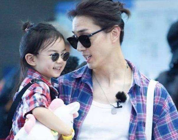 李承铉官宣2胎,时间卡点戚薇生日,7岁lucky大长腿抢镜_照片_感情_爱意