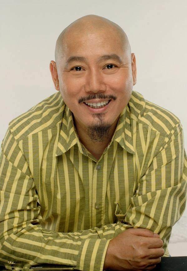 曾下海经商,身价以美金计算,却半路出家当演员,大器晚成绯闻多_李成儒