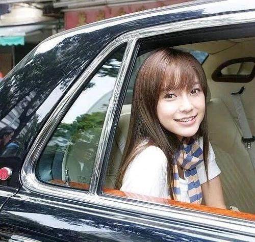 而且这样看她比邓伦都小的感觉~~~讲真,我一直很能get到baby的颜,无法