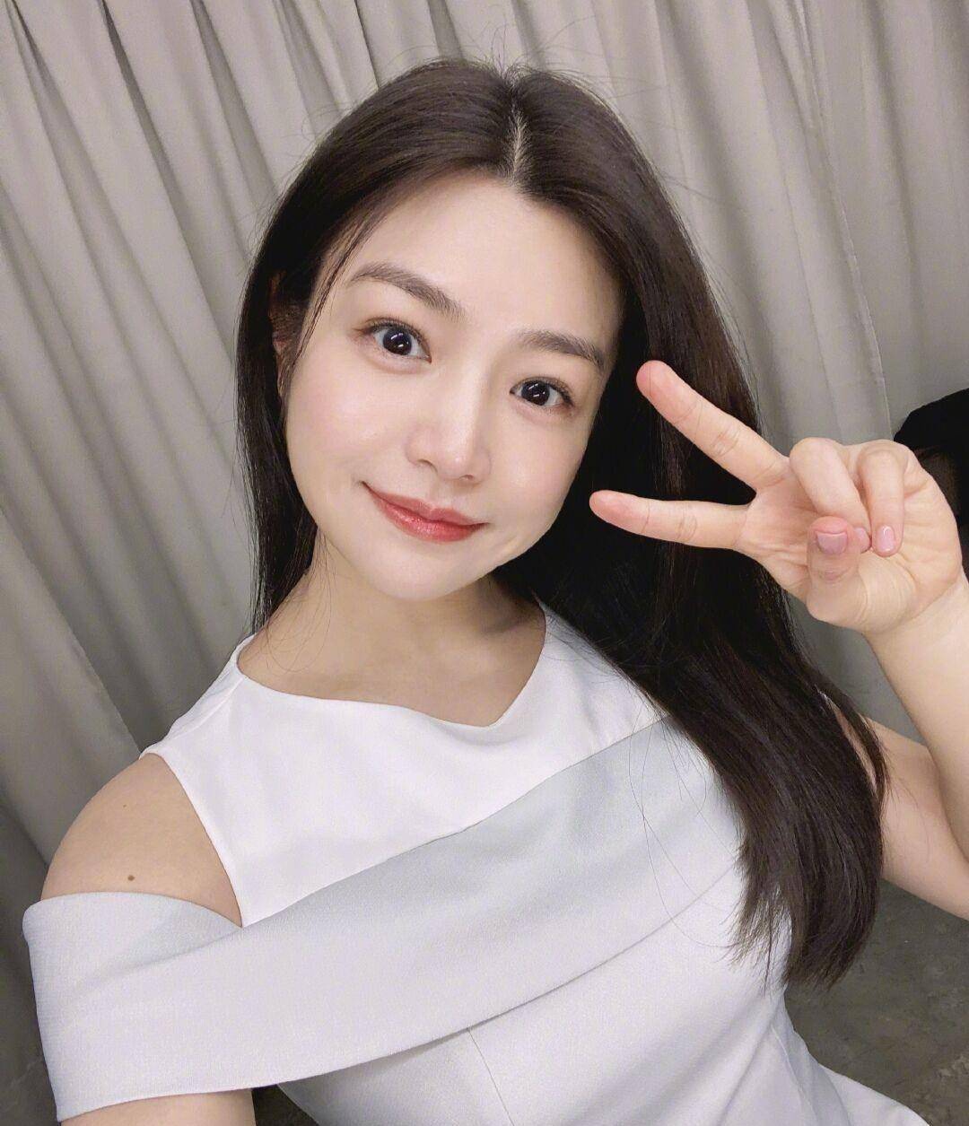 1,无刘海披肩长发陈妍希的脸型属于是标准的圆脸,所以看起来会显得很