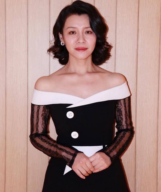 "德华阿姨"刘琳终于激动了,穿着红色丝绒礼服住豪宅,真像个贵妇啊!