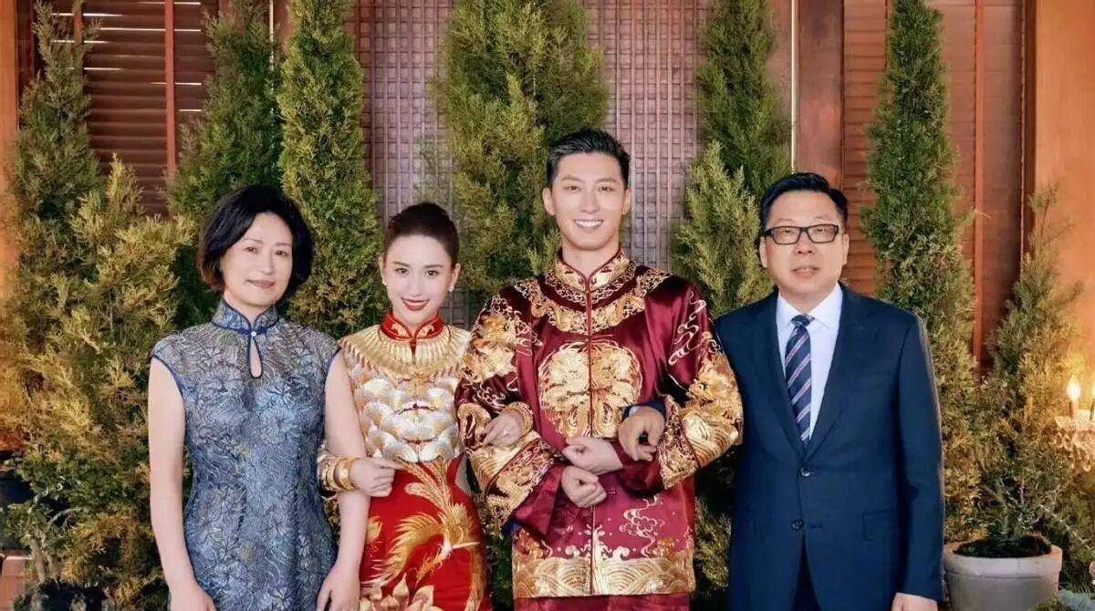 窦骁妈妈身穿蓝色旗袍出席婚礼,非常追求美丽,气质高贵_何超莲_传统