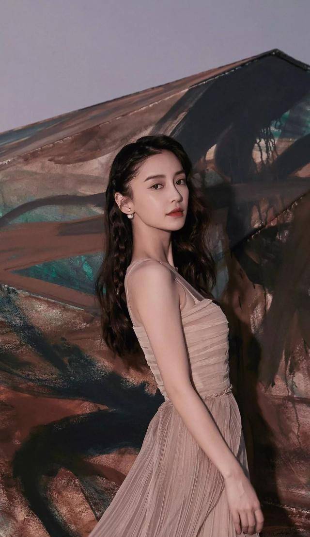 baby与杨幂处在一个"面和心不和"的状态,两人友谊早就出现裂痕_蔡徐坤